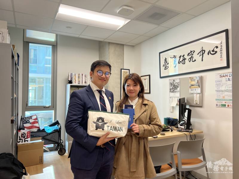 簡浤洋歡迎蕭蓓如至辦公室參訪