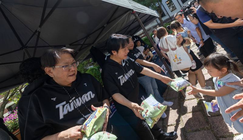 總統前往「TEAM TAIWAN」系列紀念商品展售市集參觀，並發送參觀民眾限量版「總統府紀念版乖乖」