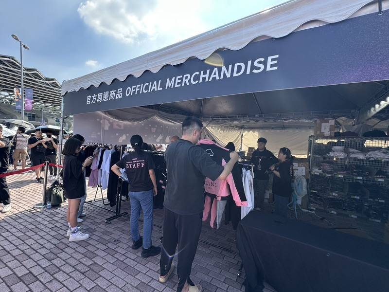 韓國女團BLACKPINK18、19日重返高雄國家體育場（世運主場館）開唱，帶動市區訂房率逾9成。高市觀光局表示，演唱會期間超過7成歌迷留宿高雄。圖為BLACKPINK演唱會周邊商品販售情形
