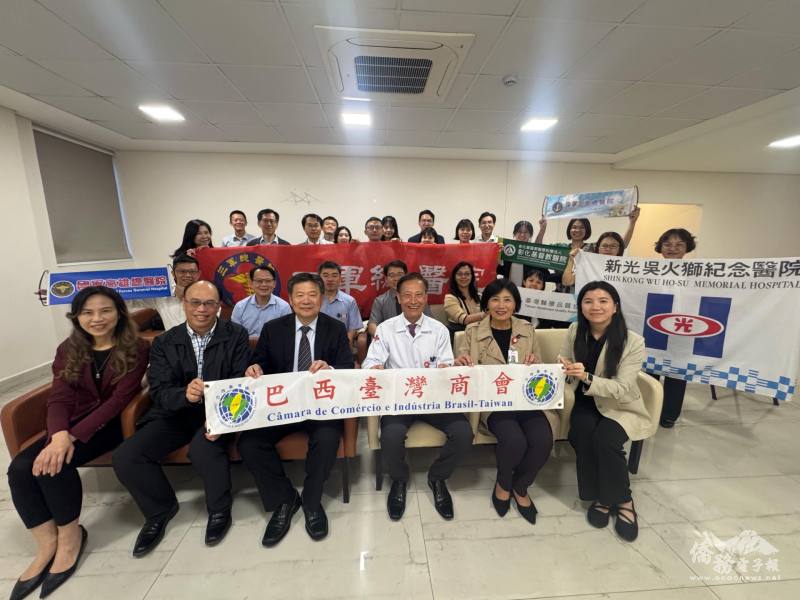 臺灣代表團參訪聖保羅「葉氏醫院」院長葉倫群會長（前排右三）、處長朱怡靜（前排左一）聽取簡報