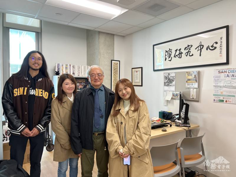 由左至右：許竣凱、蕭蓓如、UCSD臺灣研究中心教授廖炳惠及蕭竹洛合影