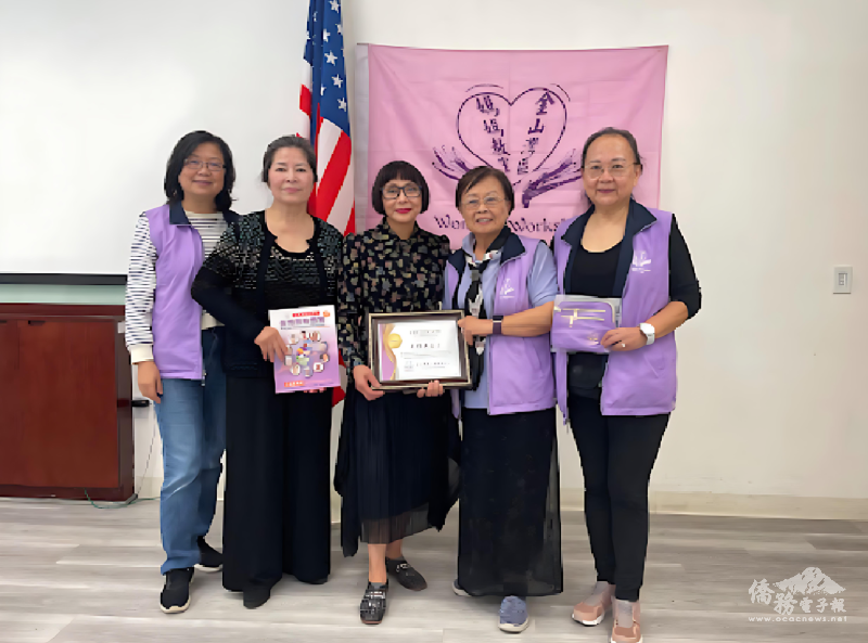 媽媽教室贈送王時美(中)感謝狀