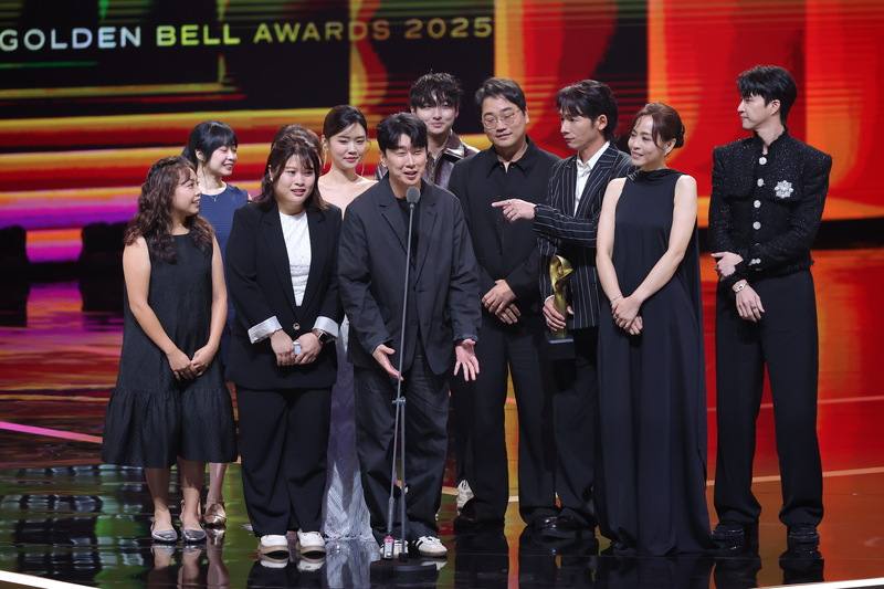 第60屆電視金鐘獎17日晚間在台北流行音樂中心舉行節目類頒獎典禮，「廚師的迫降：客家廚房」成功拿下本屆最具人氣綜藝節目獎，幕前幕後團隊開心登台發表感言