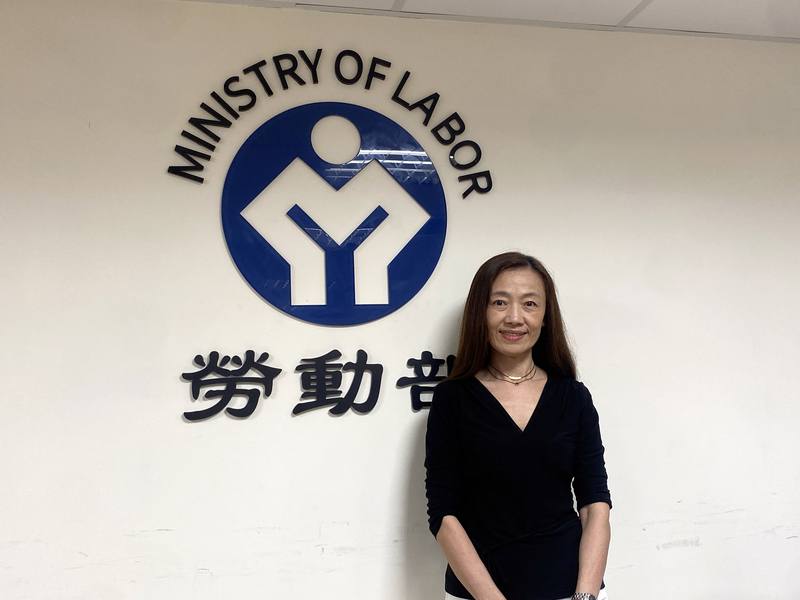 空服員請假制度受關注。勞動部17日下午邀集民航局及6家航空公司召開「強化企業友善員工請假制度會議（航空運輸業）」，勞動部勞動條件及就業平等司司長黃琦雅（圖）表示，會議有4大共識，員工請病假將不列勤惰考績範圍，並將建立不讓員工恐懼的請假制度