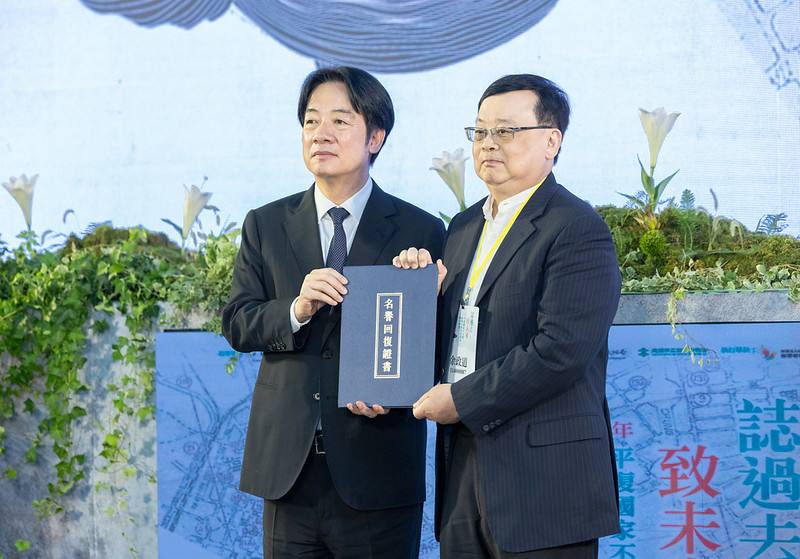 總統頒贈譽回復證書予政治受難者家屬代表