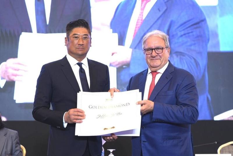 2025年世界棒壘球總會（WBSC）會員大會18日在泰國曼谷召開，WBSC執行副會長暨亞洲棒球總會（BFA）會長辜仲諒（左）獲頒「金鑽榮譽獎章」。（中華民國棒球協會提供）