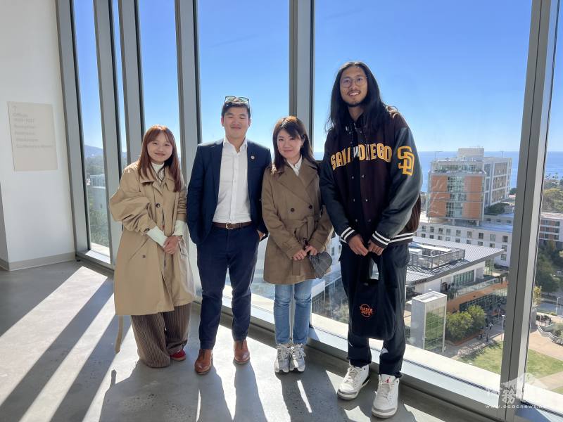 由左至右：蕭竹洛、簡浤洋、蕭蓓如及許竣凱於加州大學聖地牙哥分校臺灣研究中心頂樓合影