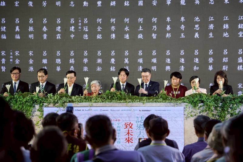 行政院長卓榮泰18日陪同賴清德總統出席在高雄捷運美麗島站所舉辦的「誌過去，致未來–平復國家不法暨頒發名譽回復證書聯合典禮」