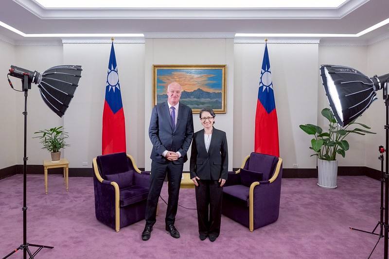 副總統接受「加拿大廣播公司」（CBC）專訪並合影