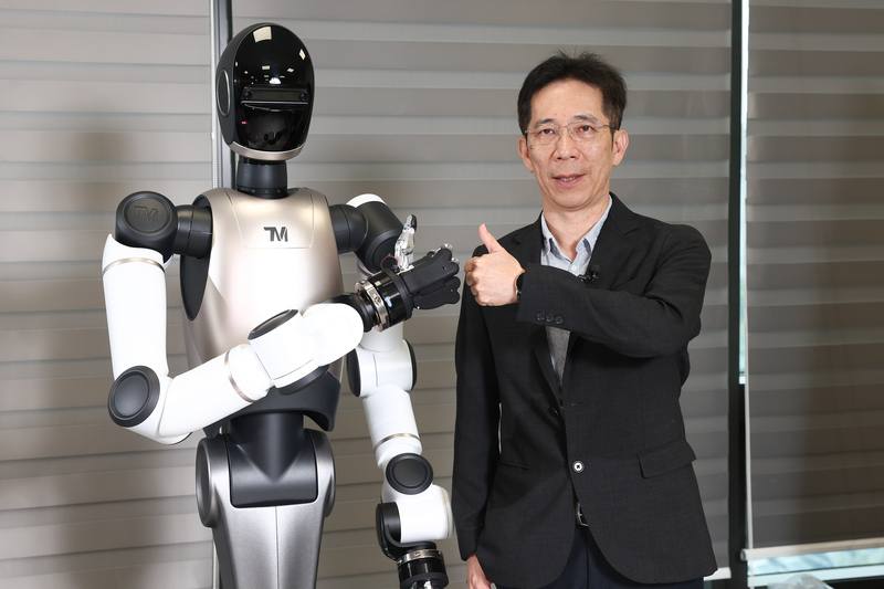 達明積極開發人形機器人，營運長黃識忠（右）指出，人工智慧（AI）真正提升人形機器人的附加價值
