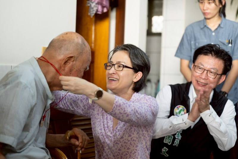 副總統拜訪百歲人瑞陳添結爺爺