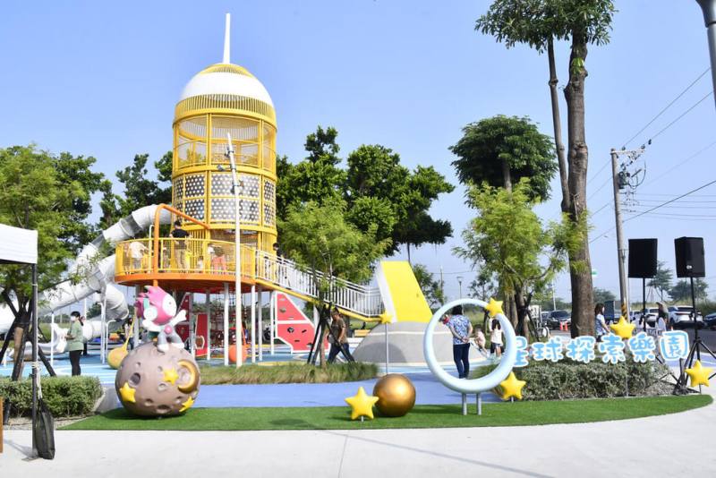 彰化縣二林鎮和平公園完成環境設施改善，以太空科技為主題，打造星球探索樂園，18日舉行啟用典禮，高達14公尺的「探險飛梭」是最吸睛設施。（彰化縣政府提供）