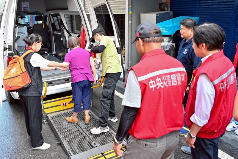 因應「風神」颱風可能帶來的雨勢，中央災害應變中心前進協調所18日在花蓮光復鄉、萬榮鄉及鳳林鎮警戒區域，實施疏散撤離實兵演練