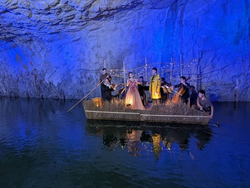 2025年金門坑道音樂節18日起連2天登場，首日由日本女高音宮地江奈（前左粉衣者）、台灣男高音王典（前右黃衣者），搭配弦樂四重奏在翟山坑道內為觀眾獻演