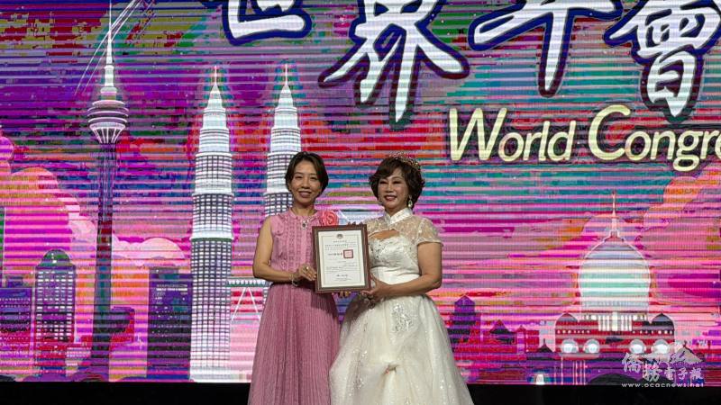 副委員長李姸慧(左)代表委員長徐佳青頒發獎狀給世華總會長林淑敏