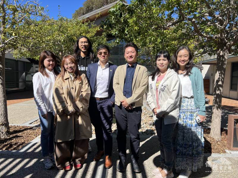 由左至右：橙縣文教中心主任蕭蓓如、青年百億圓夢計劃聖地牙哥組蕭竹洛、許竣凱、UCSD臺灣研究中心研究員簡浤洋、鄭惟中、UCSD中文教授陳珮嘉