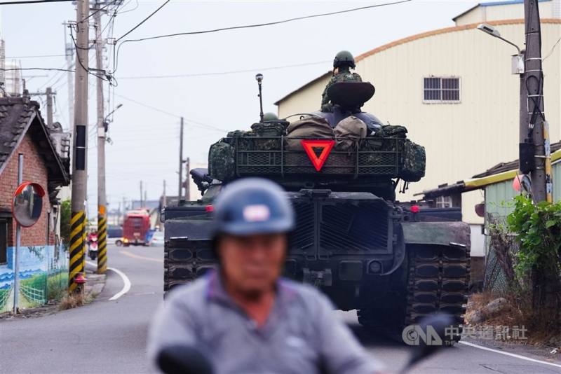 陸軍「陸勝1號」操演將於25日至31日實施，由裝甲542旅、機步234旅實施對抗。圖為陸勝的前身「長泰19號」演習，113年10月於中部地區實施旅對抗。（中央社檔案照片）