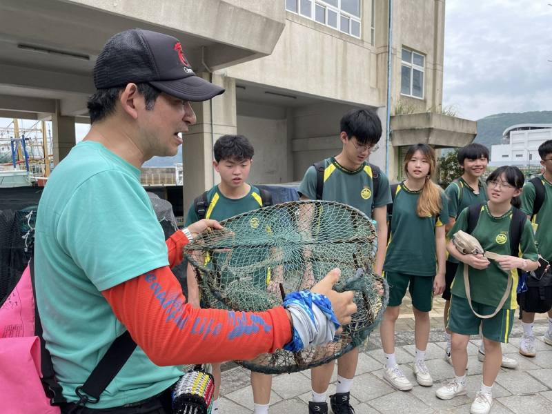 黃乃文老師帶領學生到戶外體驗生態