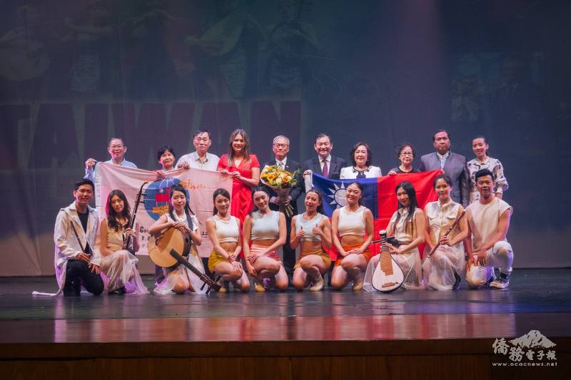 表演結束後，訪問團與貴賓合影