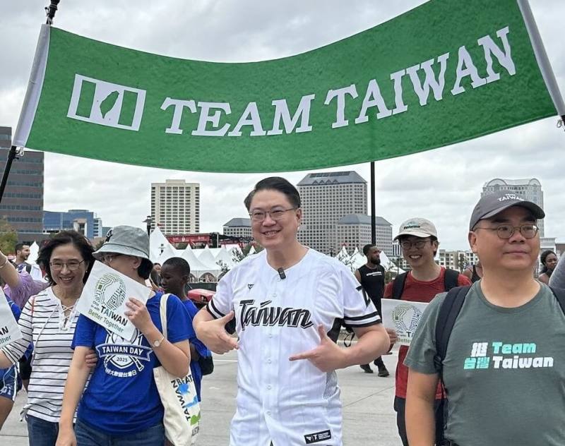 前民進黨秘書長林右昌（中）19日現身達拉斯Dallas Heart Walk健走活動。（林右昌辦公室提供）