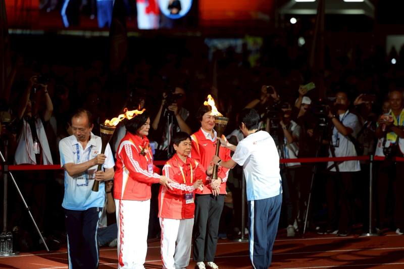 陳樹菊女士遞交聖火予聖火手們，由鍾亦恩選手、林千禧選手點燃聖火