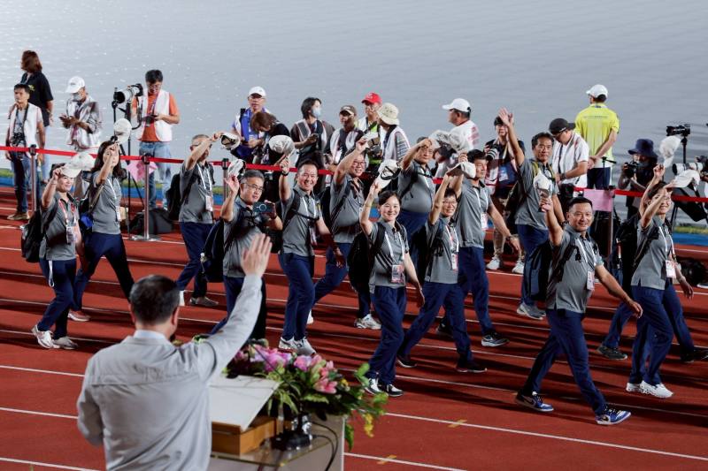 本屆賽事籌備會、裁判、各縣市代表隊成員進場，卓院長於主席臺熱情揮手致意