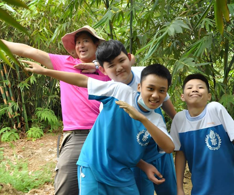 黃乃文老師（左一）帶領學生到戶外學習