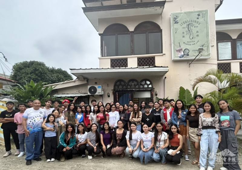全體師生合影留念，象徵第5期華語學習營圓滿啟動