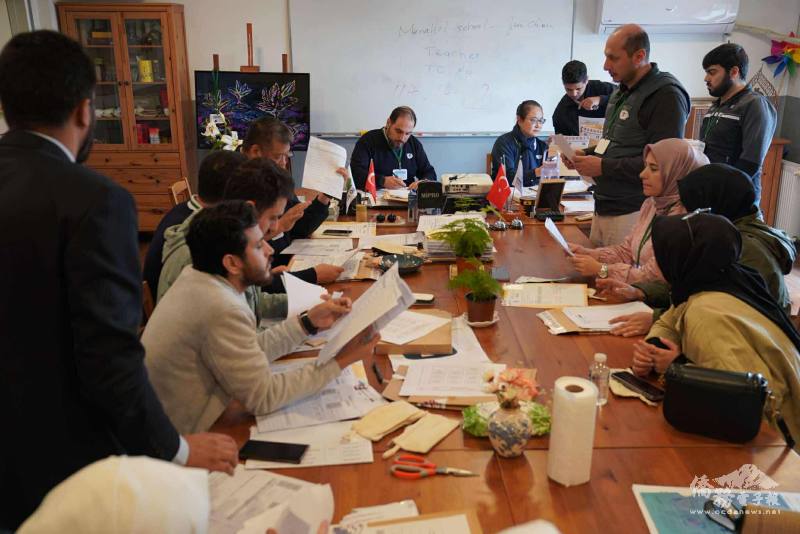 檢定考完畢後全體監考老師與行政團隊召開會議，逐一確認試卷封裝，確保考試公平與嚴謹