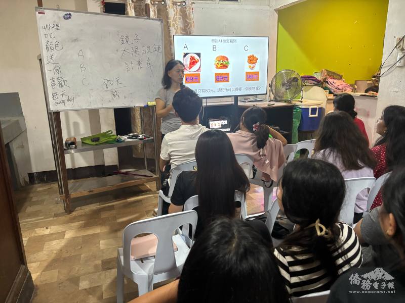 邵麗華以生動活潑的方式授課，帶領學生練習華語發音與會話