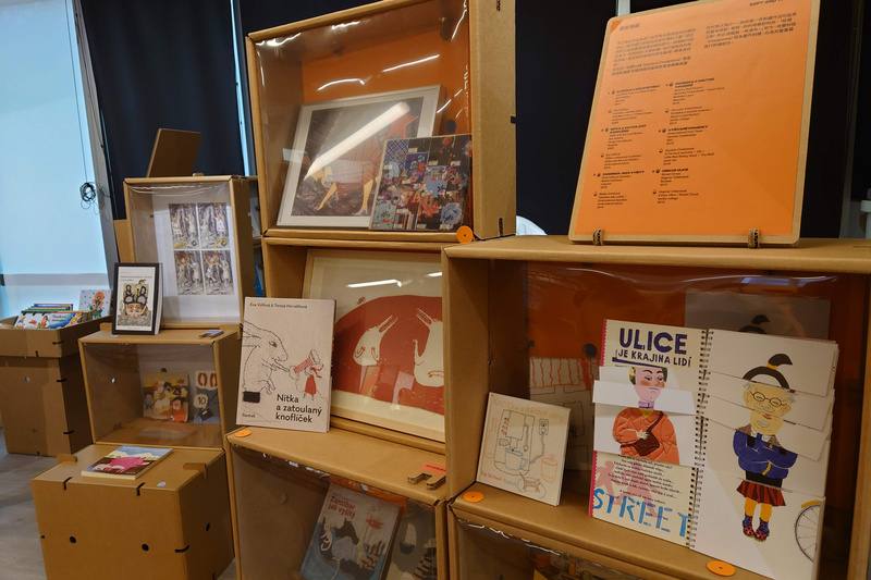 「躍然紙外：捷克跨界當代童書展」即日起在國立台灣文學館展出至12月14日，展品呈現突破傳統繪本框架的捷克當代兒童書籍藝術。