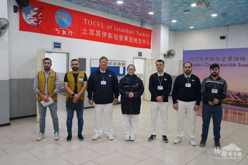 華測中心負責人周如意老師(中)表示，每一次考試，都是一次團隊的磨合與成長