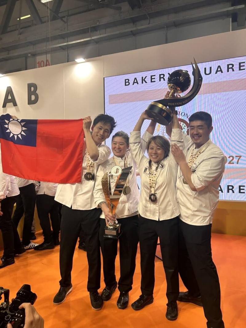 台灣隊18日勇奪2025年世界耶誕麵包錦標賽（Panettone World Championship）總冠軍，團隊舉國旗與獎座合影。（圖取自台灣駐米蘭辦事處臉書facebook.com）