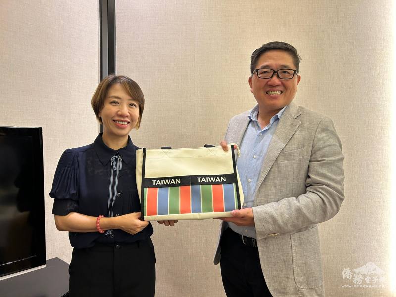 李姸慧(左)致贈僑委會114年國慶紀念提袋予國策顧問林凱民(右)