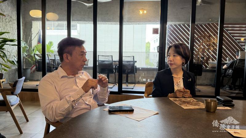 馬來西亞留台校友會聯合總會會長彭慶和(左)介紹留臺聯總會務及協助赴臺升學輔導各項措施