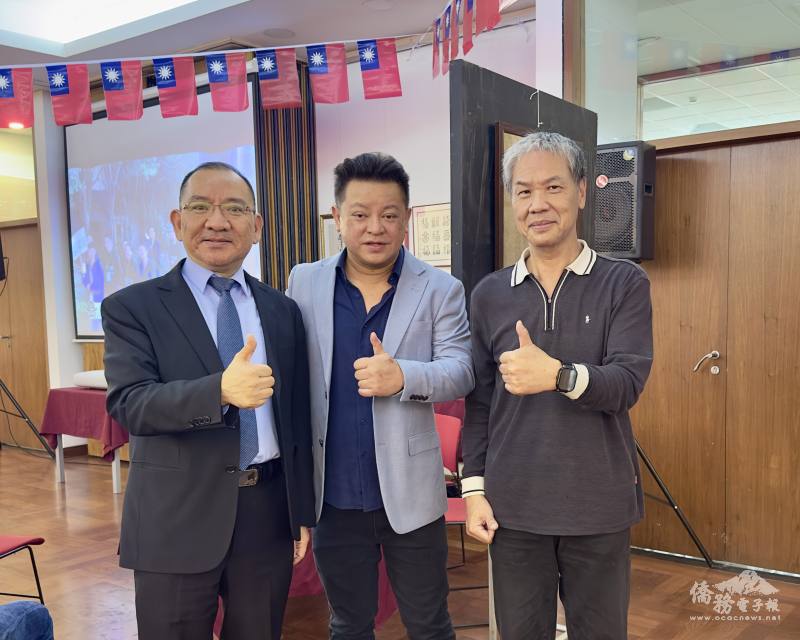 左起為聖保羅文教中心主任尤正才、巴西臺灣扶輪社會長林維廉，及中南美洲台灣商會聯合總會秘書長劉崇榮合影