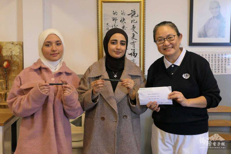 周如意將華語檢定中心的文具贈送給考生