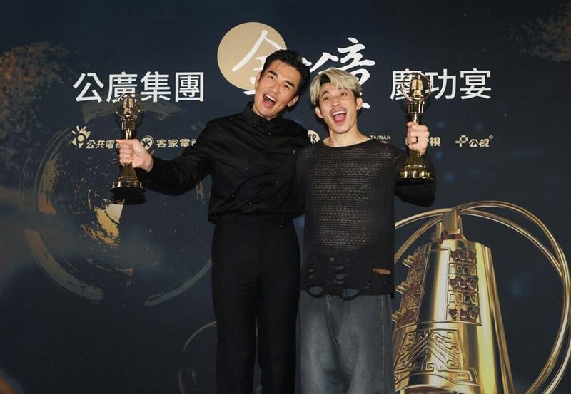Liên Bỉnh Phát (right) and Weber Yang (left) pose together with their actor trophies won with their show "The Outlaw Doctor" at the 60th Golden Bell Awards. CNA photo Oct. 18, 2025
