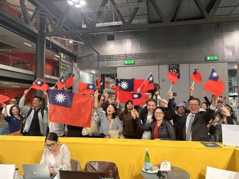 台灣隊18日勇奪2025年世界耶誕麵包錦標賽總冠軍，前往加油的僑胞用力揮舞出一片中華民國國旗旗海。（圖取自台灣駐米蘭辦事處臉書facebook.com）