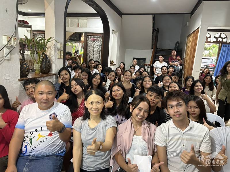 宿霧臺灣協會會長邱裕文與講師邵麗華及學員於教室合影