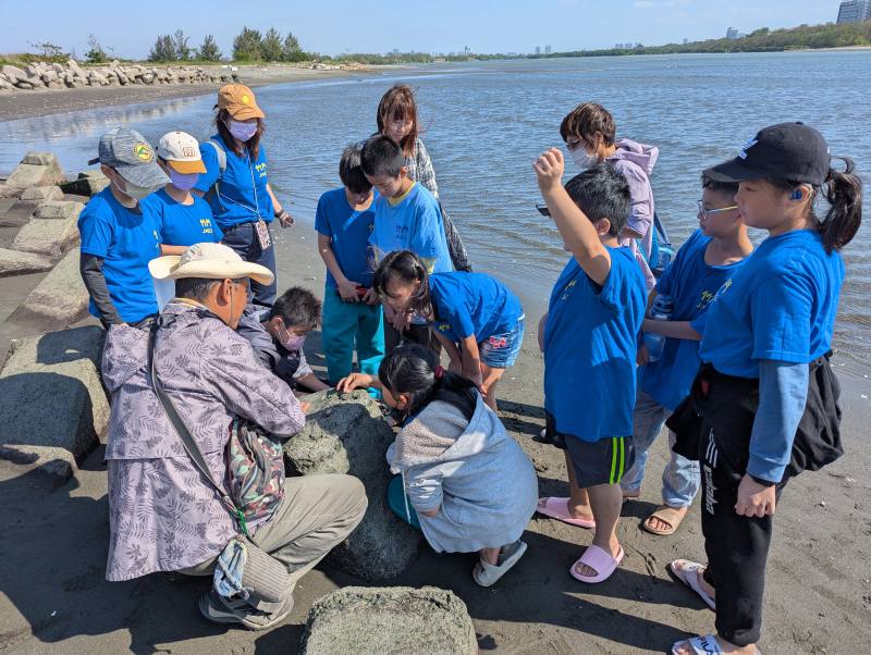 來自山邊的竹門國小的學生，第一次感受潮間帶的生態魅力