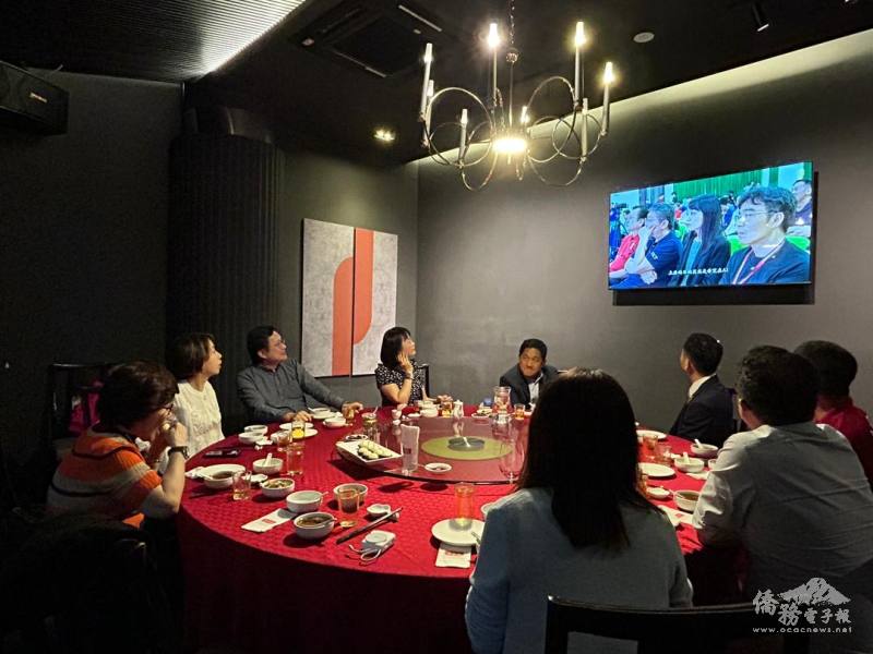 李姸慧(左2)在座談餐會上聽取國立臺灣大學馬來西亞校友會報告辦理黑客松與程式設計競賽成果，鼓勵持續籌組優秀學生赴臺參訪。