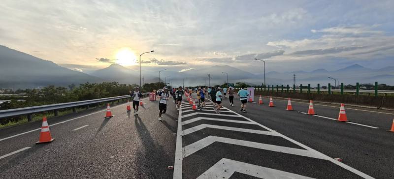邁入第10週年的南投縣埔里山城派對馬拉松19日登場，約4500位跑者奔馳於國道6號西行線埔里段。（埔里鎮公所提供）