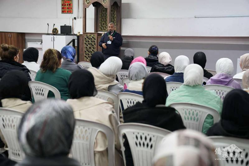 校長阿罕默德在滿納海學校禮堂向全體考生致詞，鼓勵學生以信心與毅力迎接華語文能力測驗