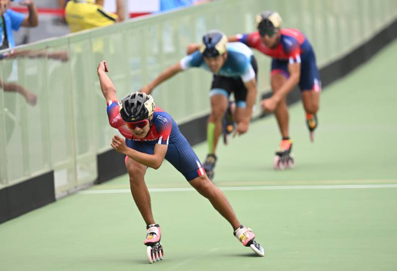 114年全國運動會在雲林登場，台灣競速溜冰「最速男」郭立陽（前）20日在男子組500+D公尺爭先賽摘下金牌，加上19日稱霸男子組200公尺計時賽，目前進帳2面個人金牌。（114年全國運動會籌備處提供）