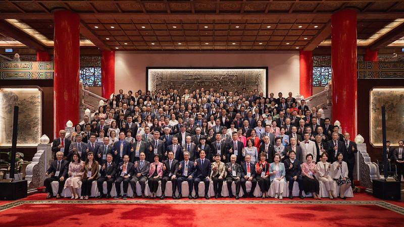 總統與出席貴賓合影