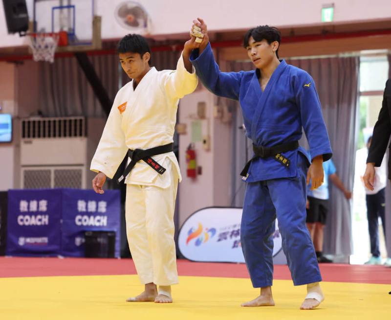 114年全國運動會在雲林，台灣「柔道男神」楊勇緯（左）19日擊敗陪練員邱韋傑（右），如願締造男子60公斤級4連霸，賽後並高舉邱韋傑的手，展現對對手的敬意。（114年全國運動會籌備處提供）
