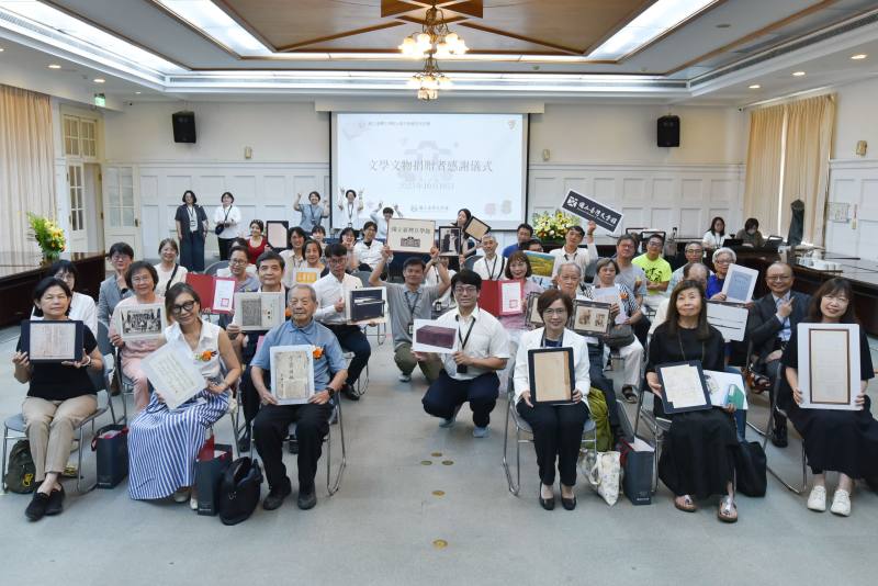 捐贈感謝儀式榮邀作家平路女士、楊逵家屬董芳蘭女士、楊翠教授及夫婿魏貽君教授、楊靜女士、呂赫若家屬呂芳雄先生及呂芳民先生、陳麗水家屬陳缺先生及陳秀美女士、詩人張達修家屬何進興先生及何春熙小姐、劉得中家屬林寶玉女士及劉珮螢小姐、史明教育基金會黃敏紅董事長、遠流出版公司鄭祥琳主編、雲林南陽國小周苡靖老師及陳美鳳老師等親臨現場