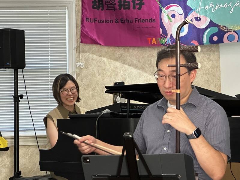 旅美23年的李欣怡（左）今年終於實現製作音樂發行的夢想，她想告訴大家，「素人也可以做專輯」。圖為李欣怡和音樂圈友人18日在華府台灣文化中心舉行專輯發表會