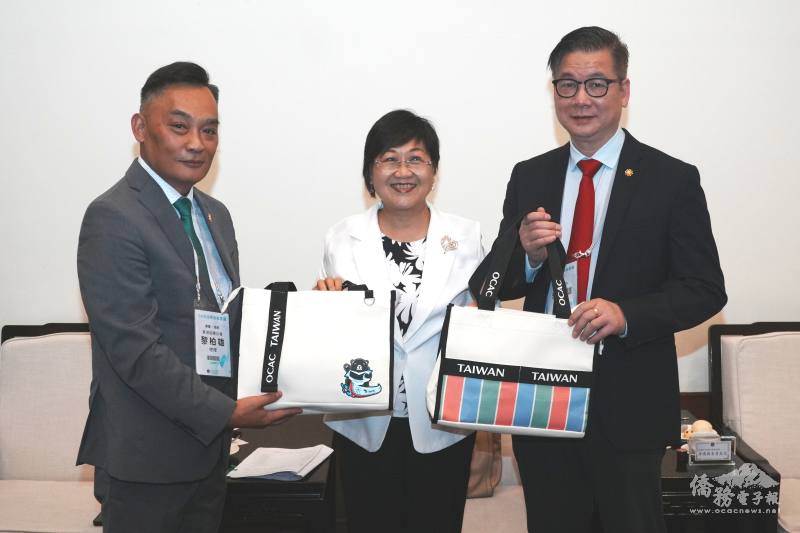 徐佳青致贈十月慶典返臺報到僑胞紀念品予黎柏雄及美國洪門致公總堂總理李庭信